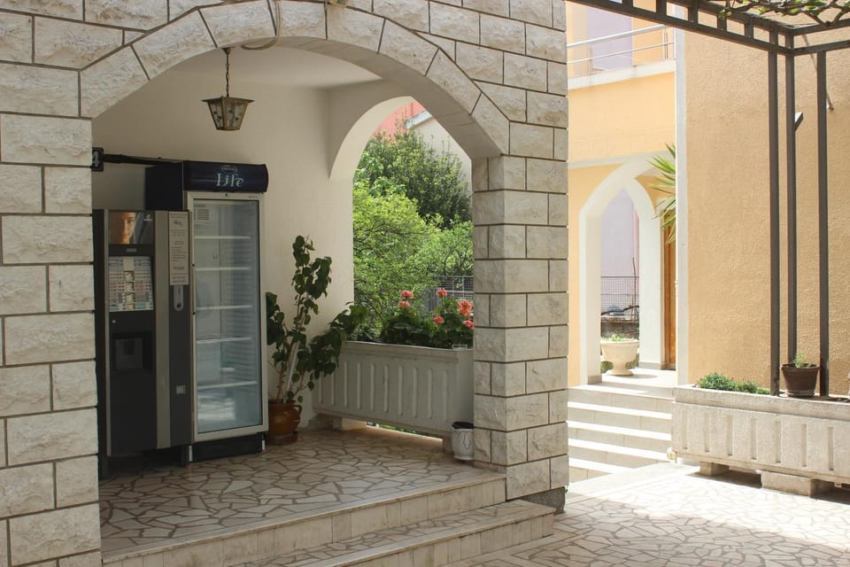 Patio, Facade/entrance