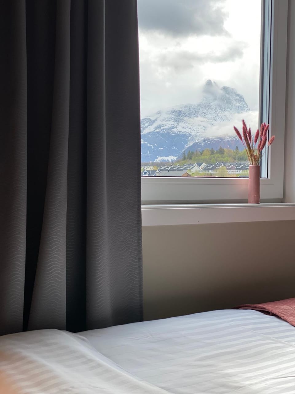 Bed, Mountain view