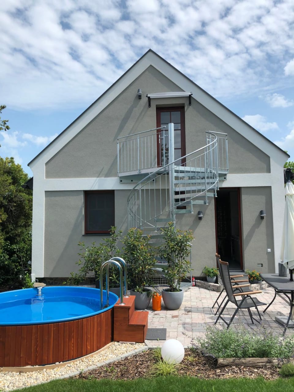 Property building, Garden, Swimming pool
