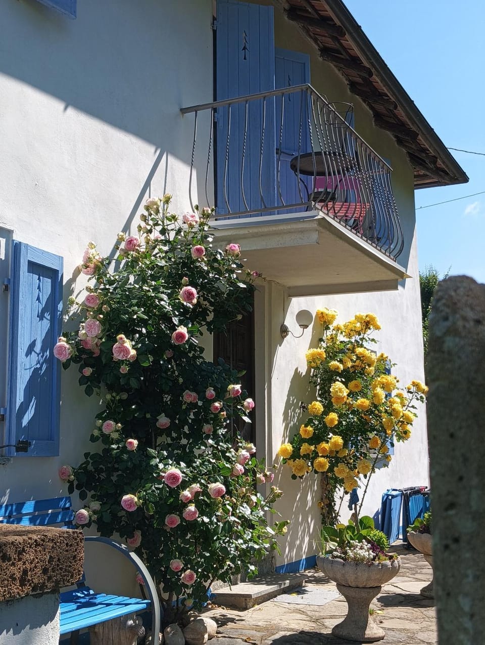 Casa Bianca Azzurra con piscina House in Liguria