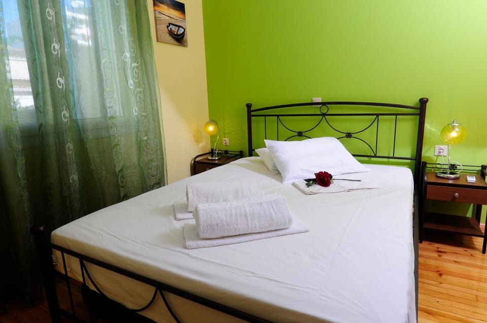 Bed, Bedroom, towels
