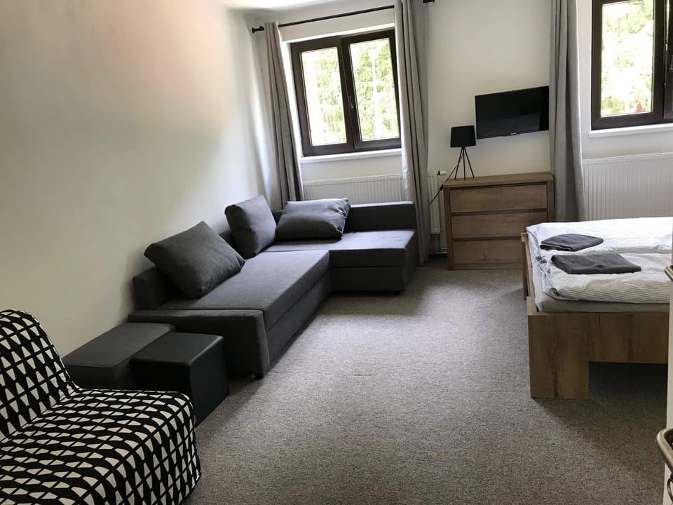 Bed, TV and multimedia, Photo of the whole room, Bedroom