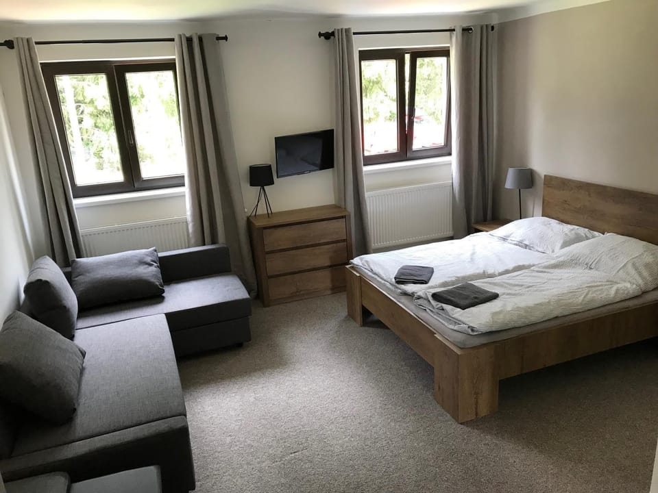 Bed, TV and multimedia, Bedroom