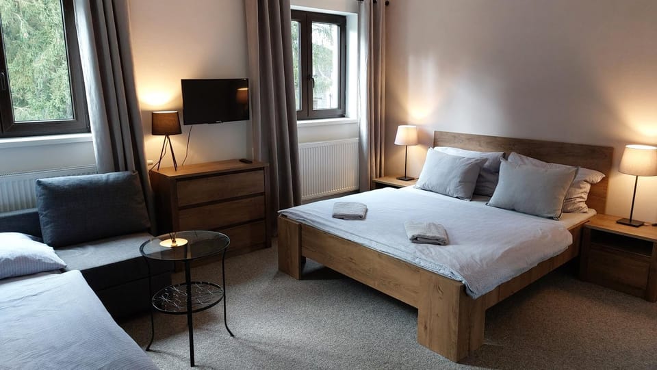 Bed, TV and multimedia, Photo of the whole room, Bedroom