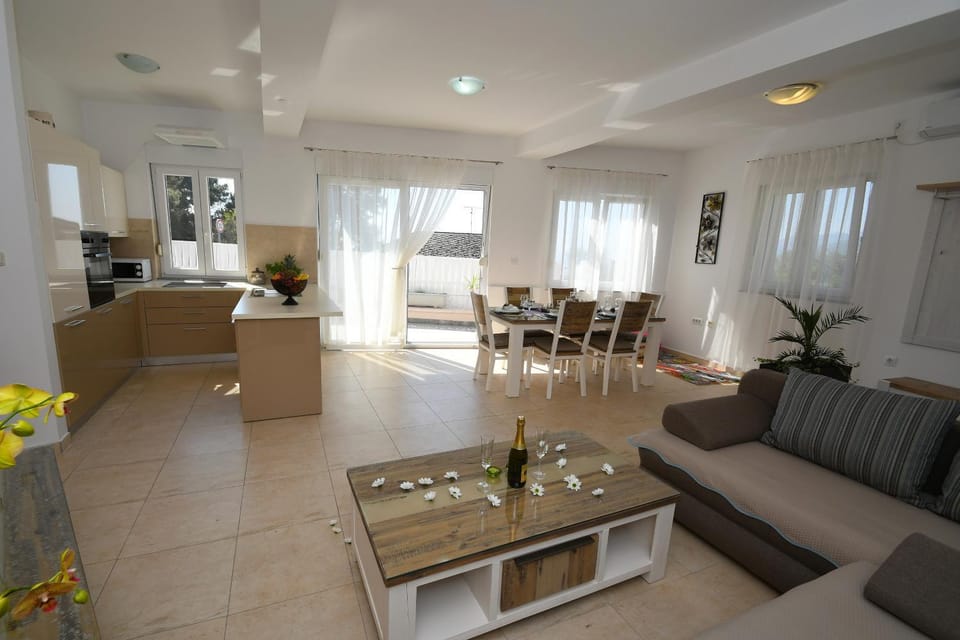 Kitchen or kitchenette, Living room, Dining area