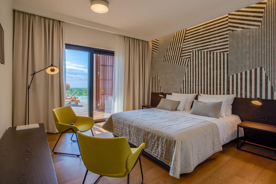 Toilet, Bathroom, TV and multimedia, Bedroom, Swimming pool