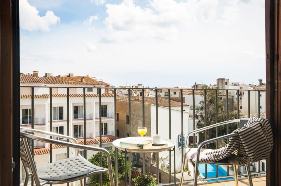 Balcony/Terrace, Street view