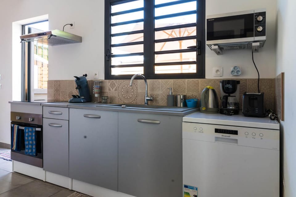 Coffee/tea facilities, minibar, stove, kitchen