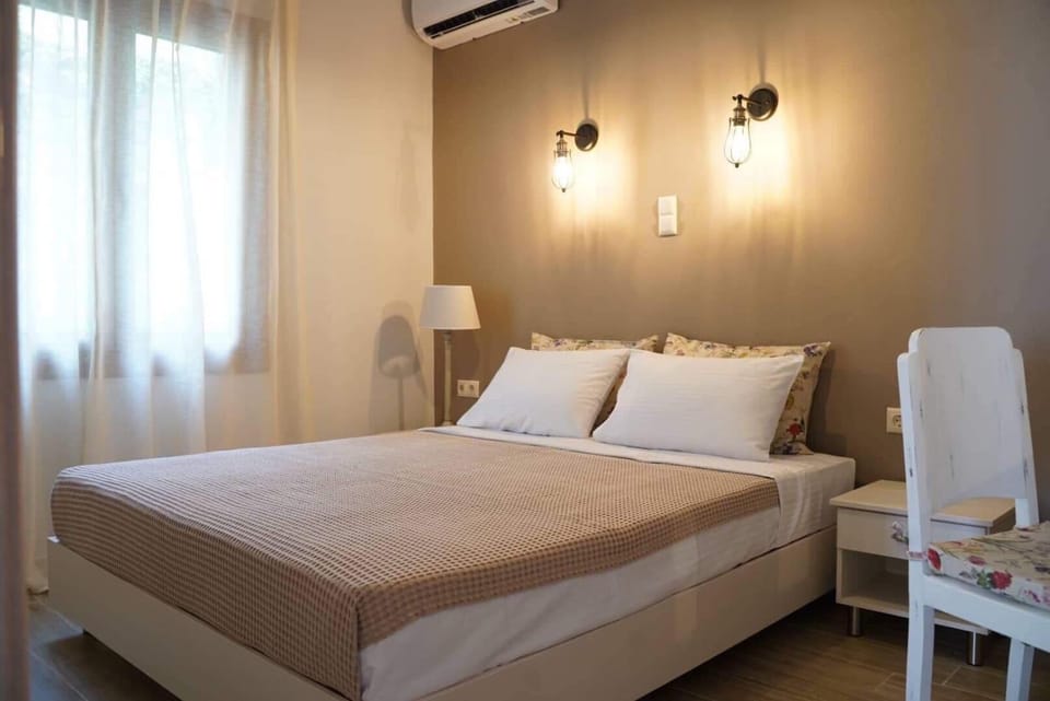 Bed, Photo of the whole room, Bedroom, air conditioner