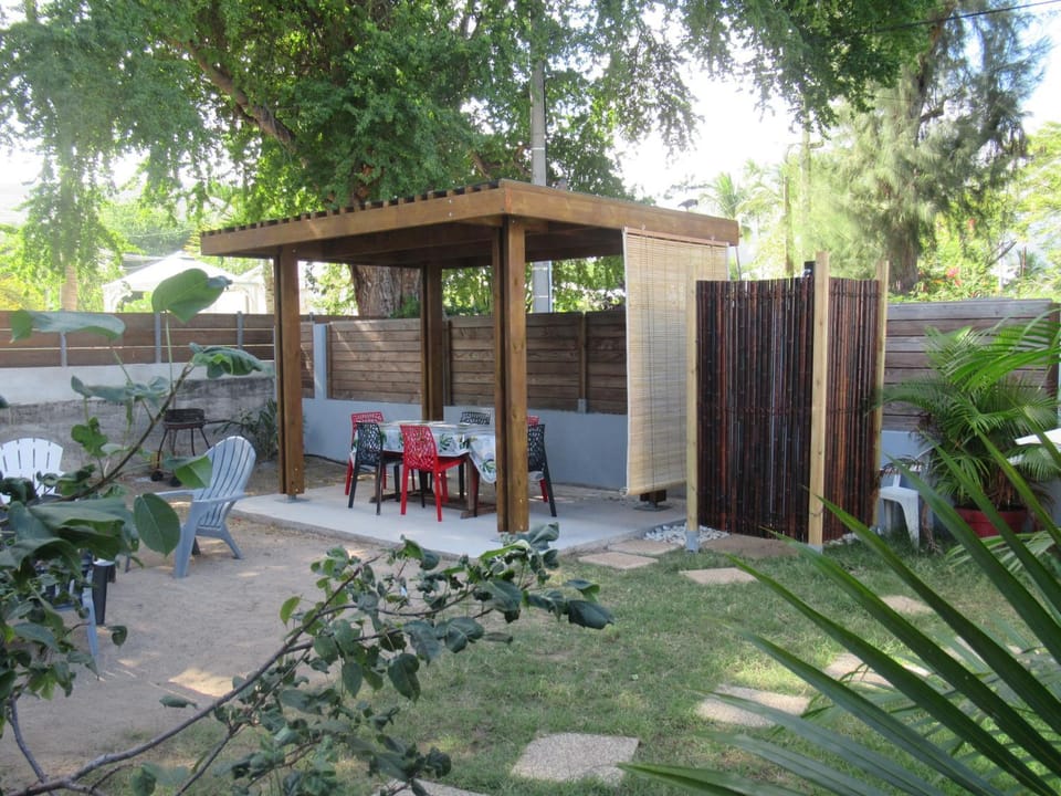 Shower, Patio, Day, Garden, Dining area, Garden view