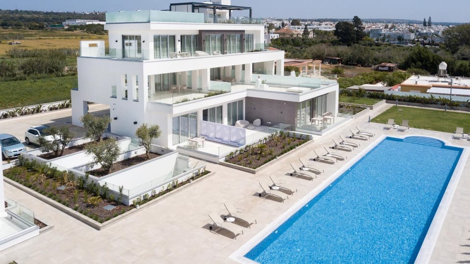 Property building, Bird's eye view, Garden, Pool view, Swimming pool, Swimming pool, sunbed