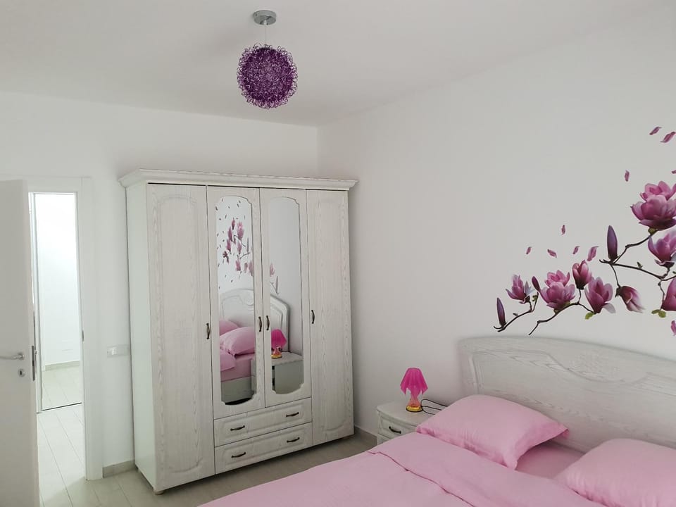 Spring, Bed, Day, TV and multimedia, Balcony/Terrace, Other, Photo of the whole room, Seating area, Bedroom, On site