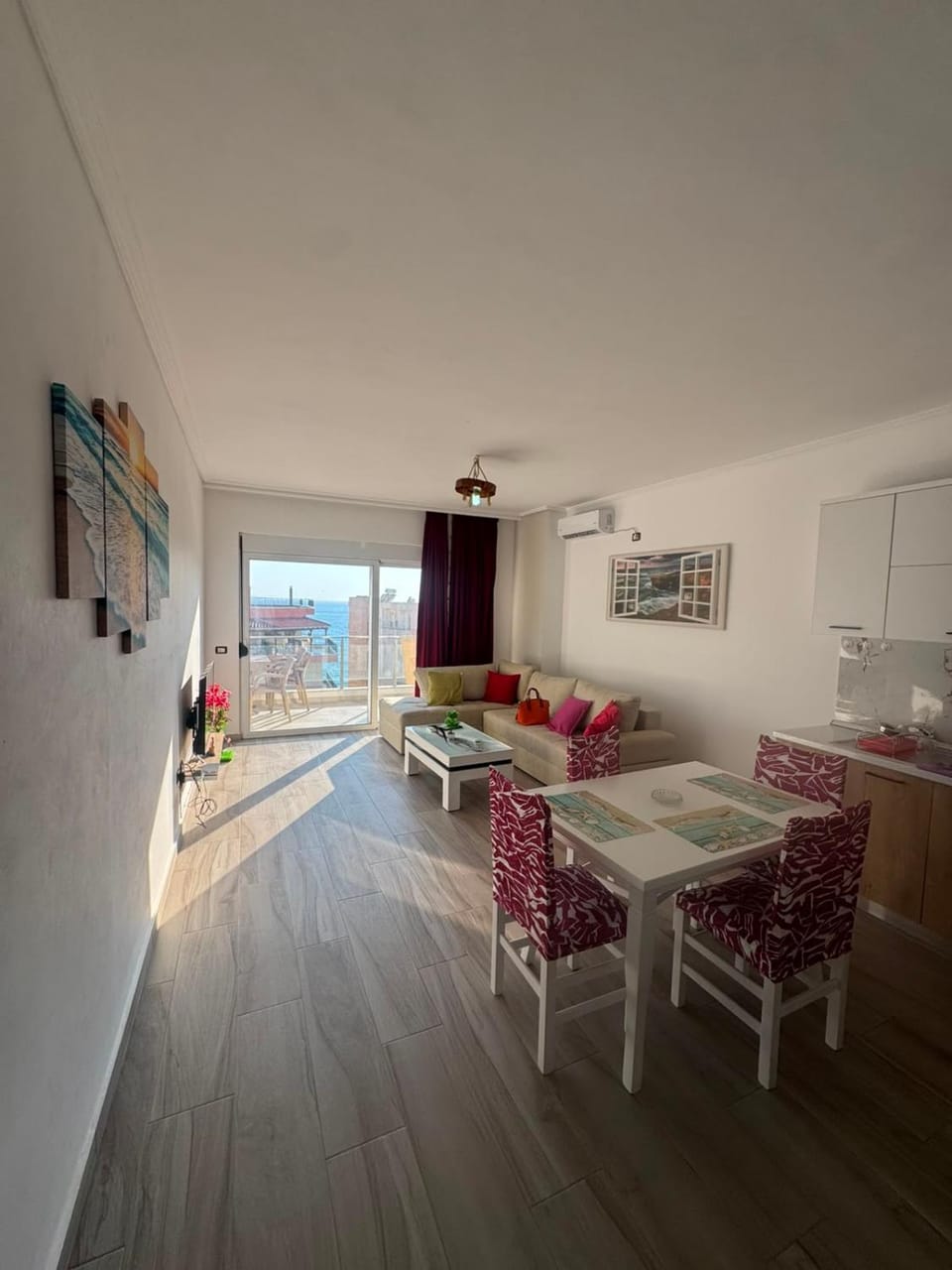 Kitchen or kitchenette, Living room