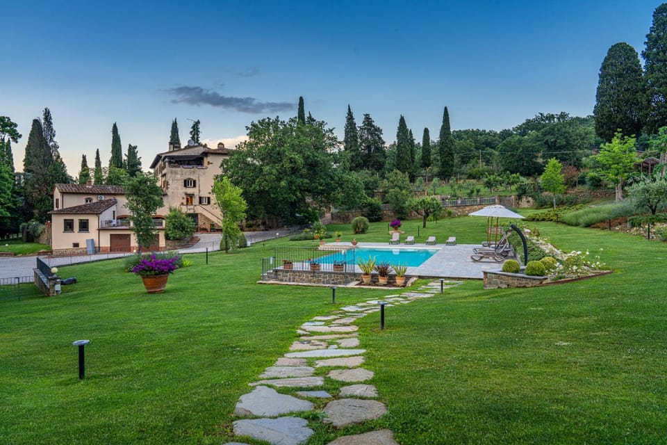 Property building, Spring, Natural landscape, Garden, Pool view, Swimming pool, Swimming pool, sunbed