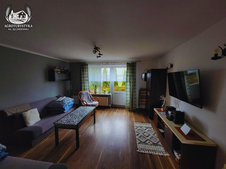 Communal lounge/ TV room, Bed, TV and multimedia, Photo of the whole room, Evening entertainment, Bedroom
