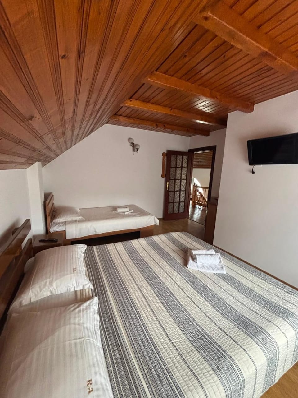 Bed, TV and multimedia, Bedroom, towels