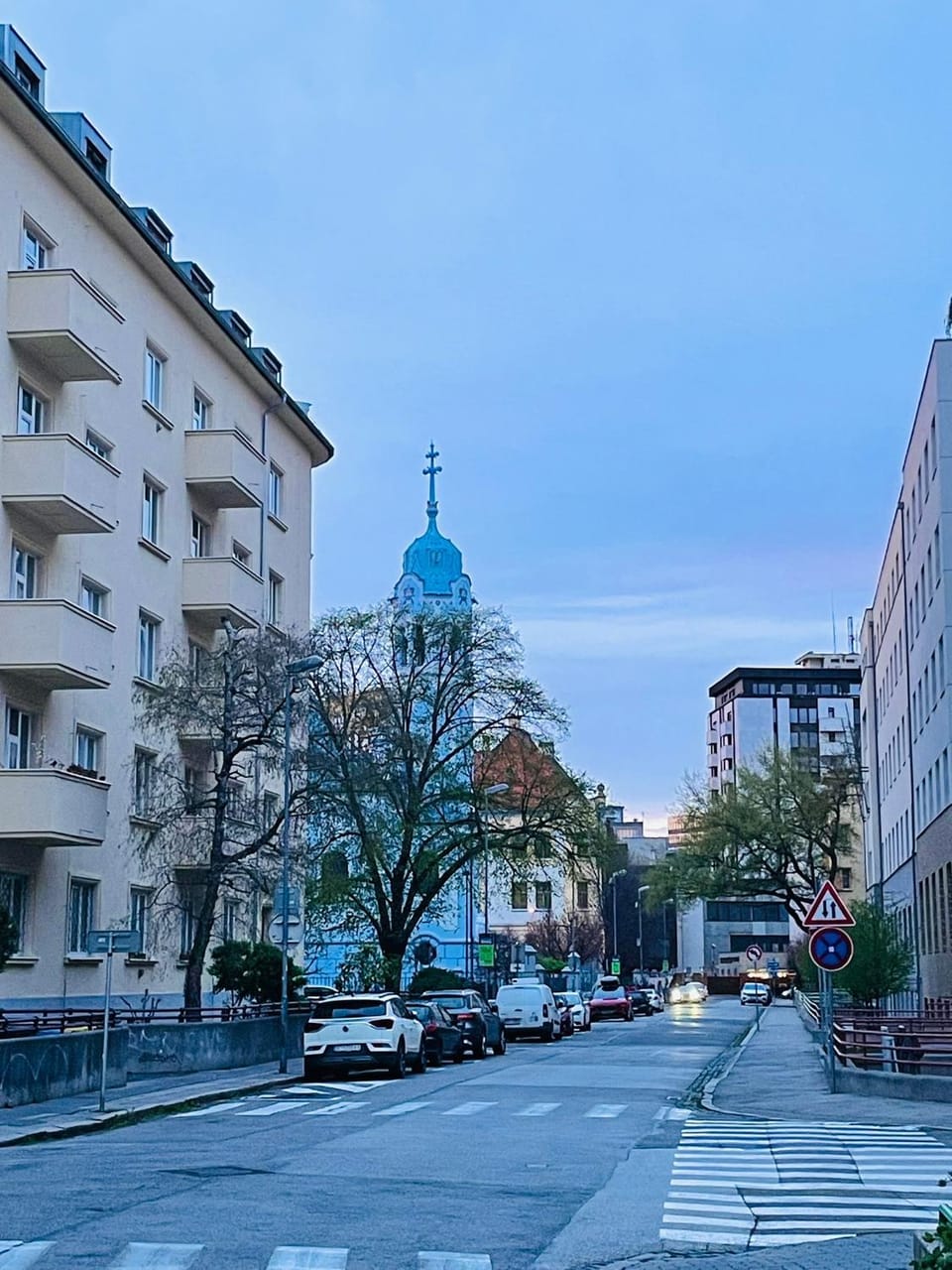 Property building, Neighbourhood, City view, Street view, Location, Parking