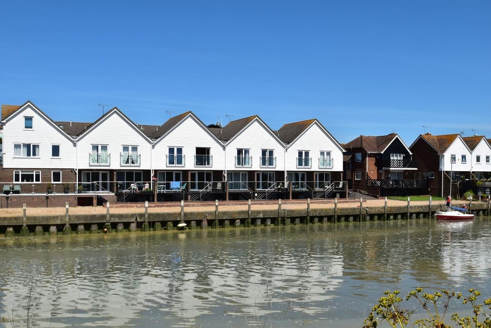 Facade/entrance, River view