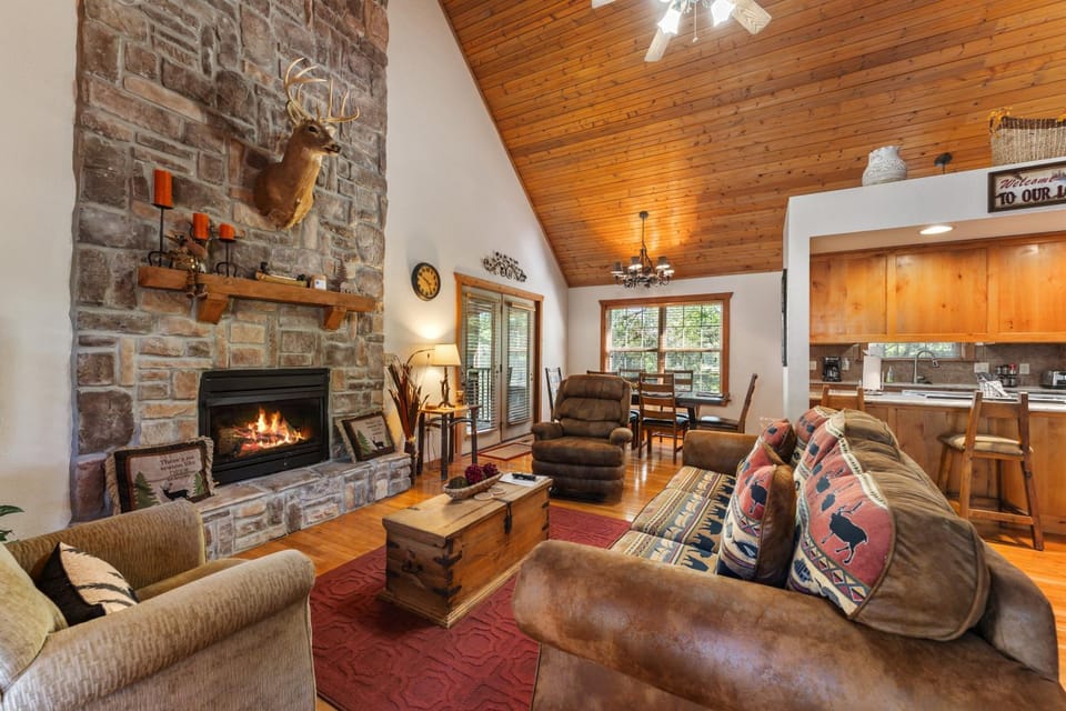 Whispering Woods Lodge-Sleeps 10 Home Nature lodge in Table Rock Lake