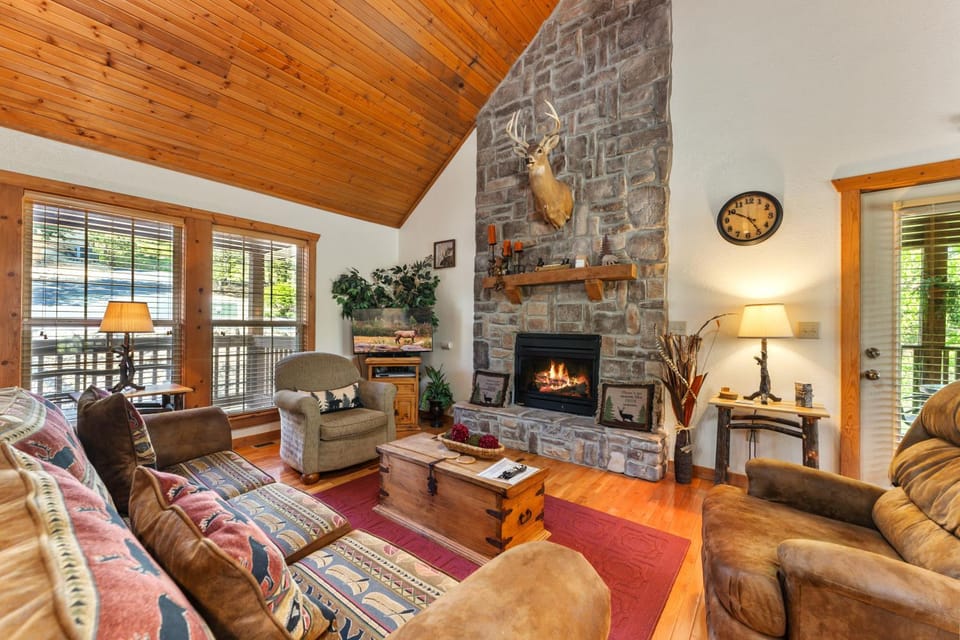 Whispering Woods Lodge-Sleeps 10 Home Nature lodge in Table Rock Lake