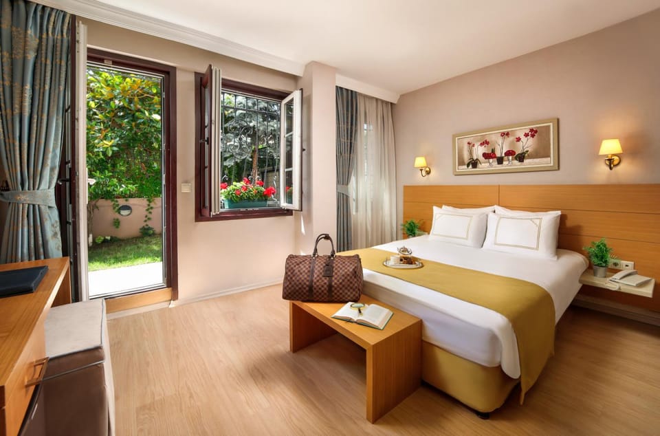 Photo of the whole room, Garden view