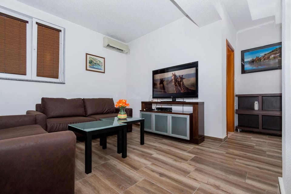 Communal lounge/ TV room, TV and multimedia, Living room, Seating area, Inner courtyard view