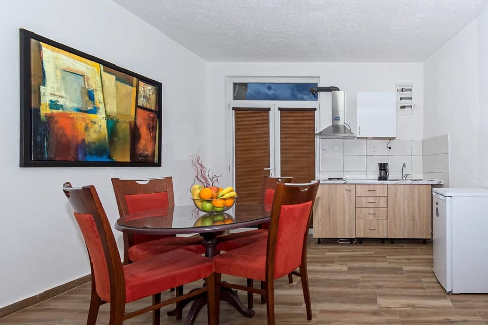 Kitchen or kitchenette, Dining area, Communal kitchen