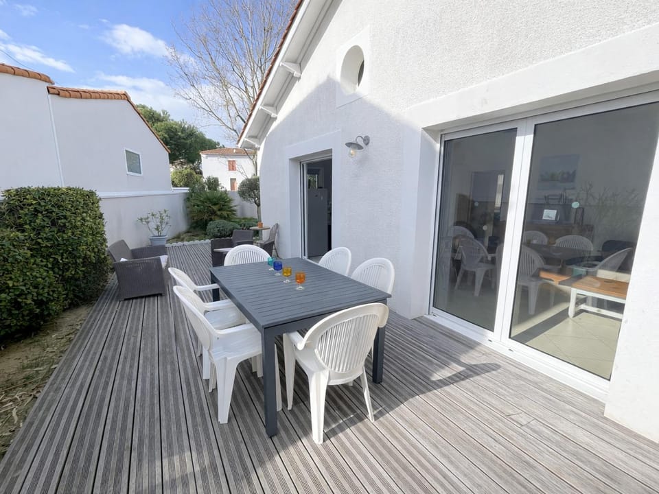 Maison Rénovée et Confortable au Centre-ville, Proche Plage - FR-1-22-268 House in La Tranche-sur-Mer