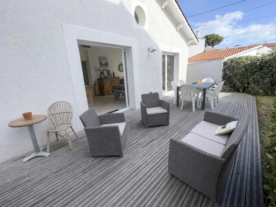 Maison Rénovée et Confortable au Centre-ville, Proche Plage - FR-1-22-268 House in La Tranche-sur-Mer