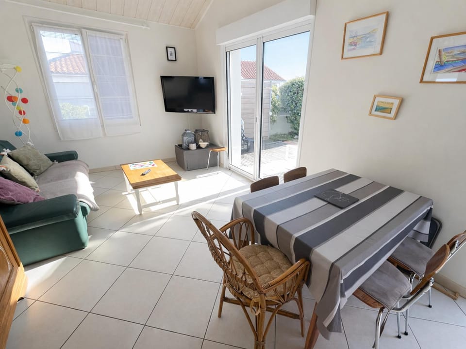 Maison Rénovée et Confortable au Centre-ville, Proche Plage - FR-1-22-268 House in La Tranche-sur-Mer