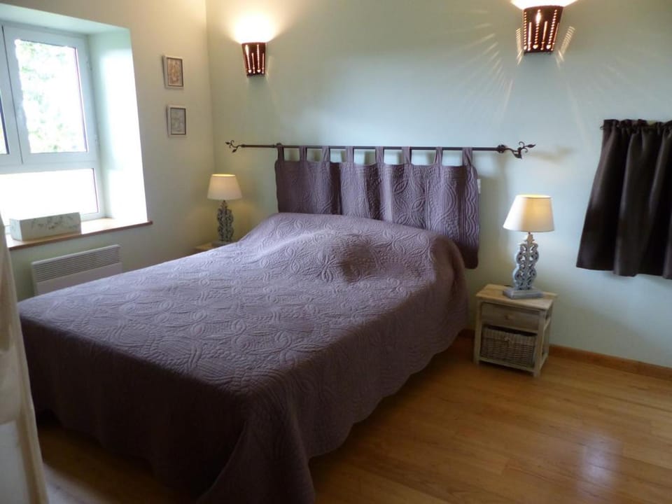 Gîte spacieux dans ancien relais de chasse, jardin privé - FR-1-489-4 House in Auvergne-Rhône-Alpes