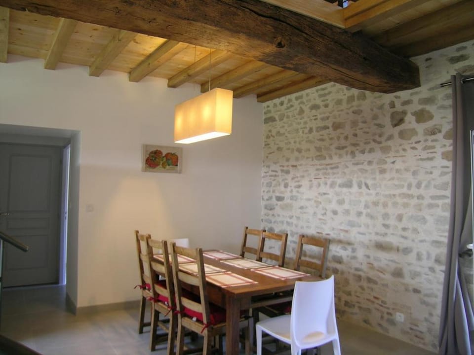 Gîte spacieux dans ancien relais de chasse, jardin privé - FR-1-489-4 House in Auvergne-Rhône-Alpes
