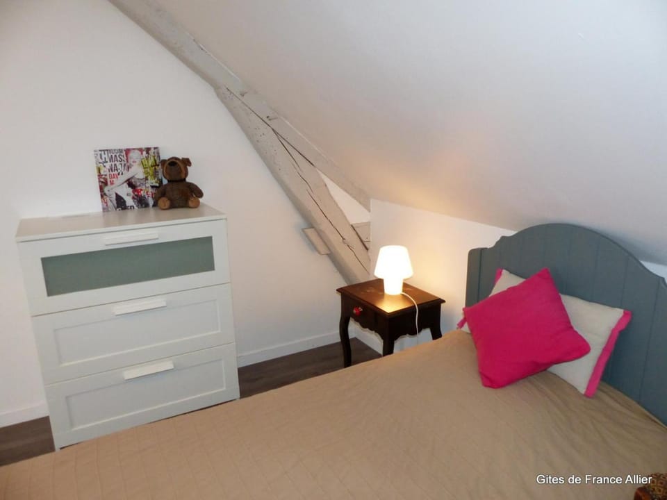 Gîte contemporain rénové avec jardin et animaux acceptés - FR-1-489-36 House in Auvergne-Rhône-Alpes