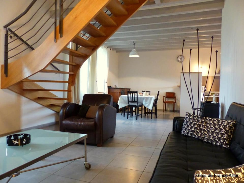 Gîte contemporain rénové avec jardin et animaux acceptés - FR-1-489-36 House in Auvergne-Rhône-Alpes