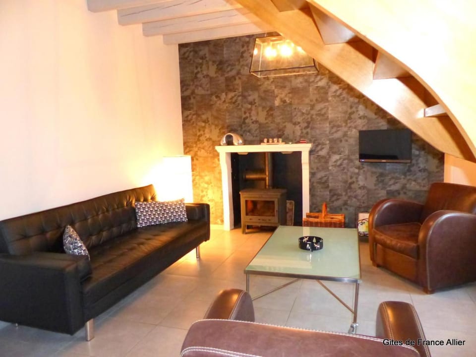 Gîte contemporain rénové avec jardin et animaux acceptés - FR-1-489-36 House in Auvergne-Rhône-Alpes