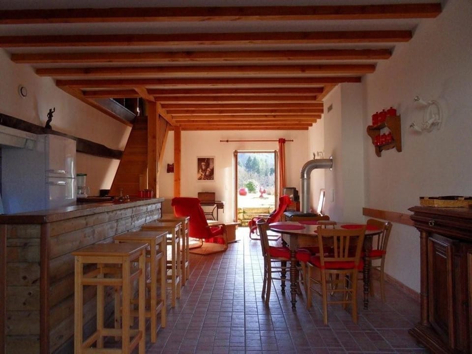 Charmante Grange avec Jardin et Animaux Acceptés - FR-1-489-47 House in Auvergne-Rhône-Alpes