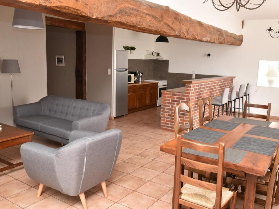 Gîte avec grand jardin et terrasse à Cressanges - FR-1-489-78 House in Auvergne-Rhône-Alpes