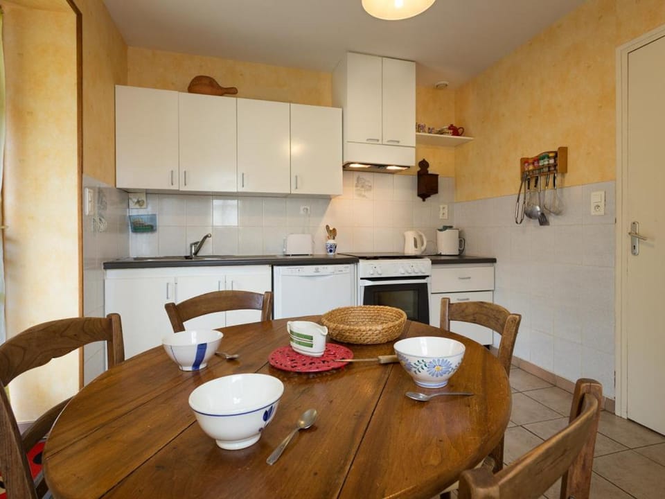 Gîte montagnard avec 3 chambres, jardin clos, terrasse couverte, animaux acceptés, proche Vichy. - FR-1-489-101 House in Auvergne-Rhône-Alpes