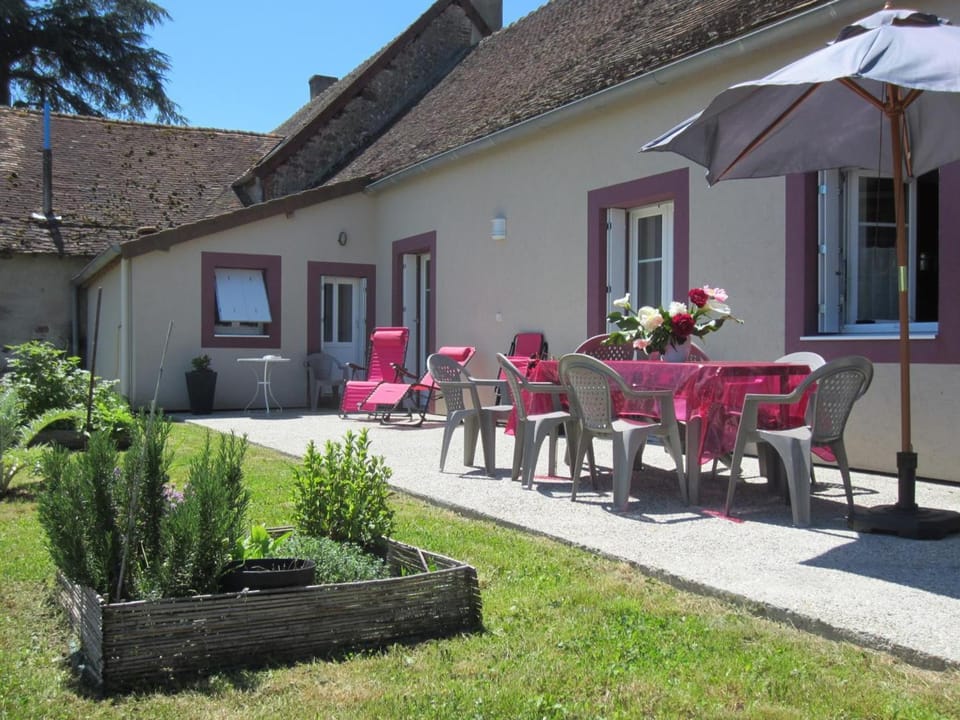 Maison bourbonnaise rénovée avec terrasse, Wifi et parking - FR-1-489-107 House in Auvergne-Rhône-Alpes