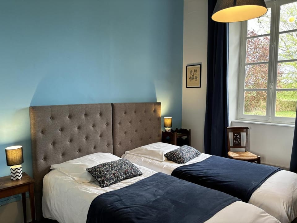 Grande demeure caractéristique du XVIIe siècle, climatisation, draps et ménage inclus - FR-1-489-126 House in Auvergne-Rhône-Alpes