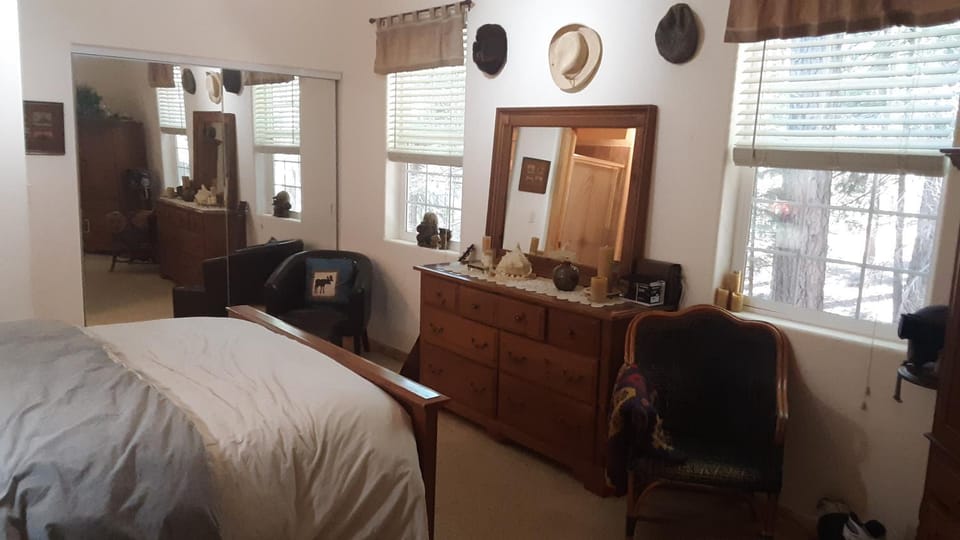 Winterfell Inn - No Xtra Fees, Dogs OK, King & Queen Suites Bed and Breakfast in Arnold