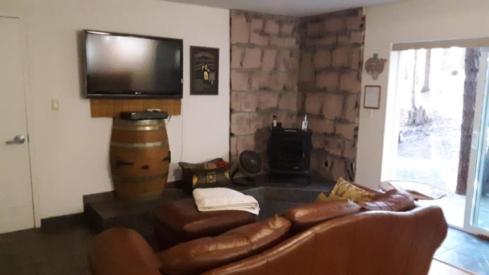 Winterfell Inn - No Xtra Fees, Dogs OK, King & Queen Suites Bed and Breakfast in Arnold