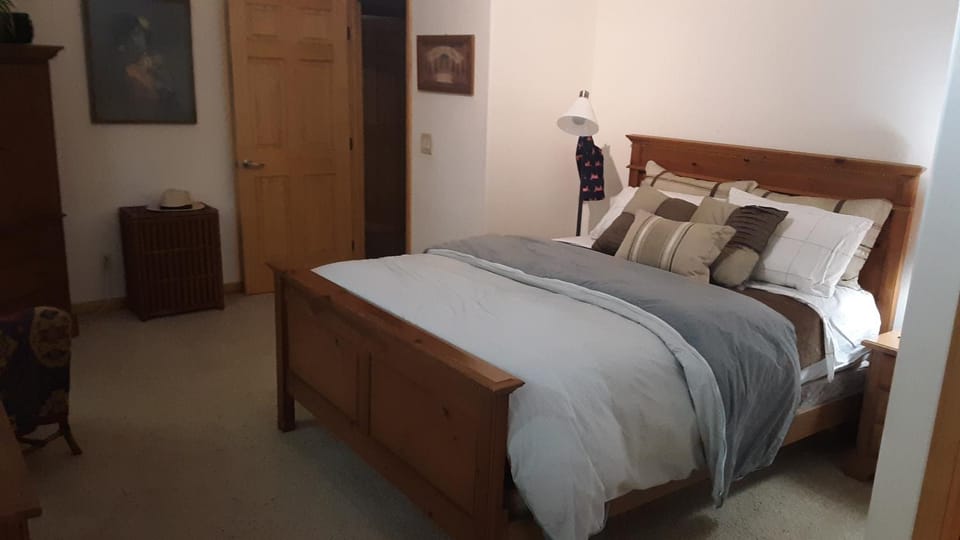 Winterfell Inn - No Xtra Fees, Dogs OK, King & Queen Suites Bed and Breakfast in Arnold