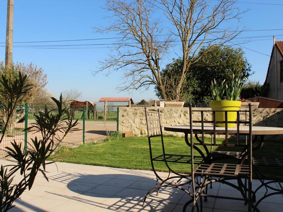 Gîte rénové avec terrasse, animaux admis près de St Pourçain - FR-1-489-138 House in Auvergne-Rhône-Alpes