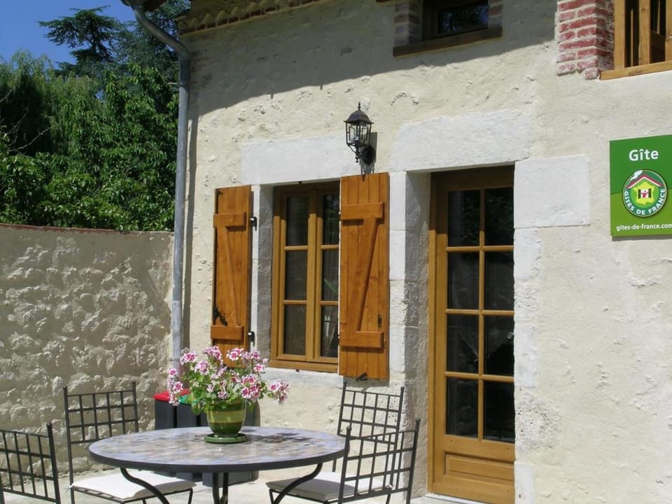 Gîte rénové avec terrasse, animaux admis près de St Pourçain - FR-1-489-138 House in Auvergne-Rhône-Alpes