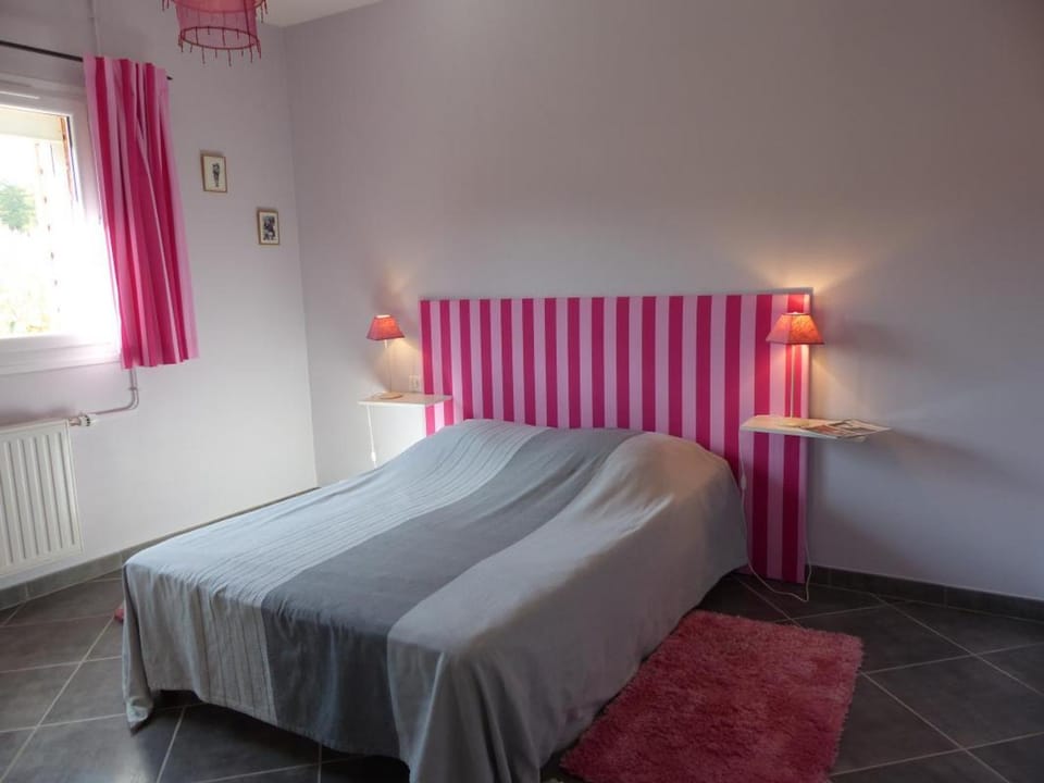 Gîte au calme avec piscine, vue Forêt Tronçais - FR-1-489-139 House in Centre-Val de Loire