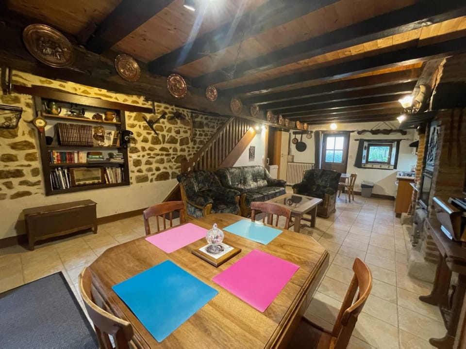 Charmant gîte indépendant avec jardin clos et animaux admis - FR-1-489-159 House in Auvergne-Rhône-Alpes