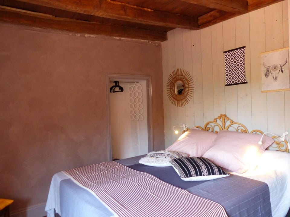 Gîte de Charme en Ferme du XVIIe siècle avec Internet - FR-1-489-166 House in Auvergne-Rhône-Alpes