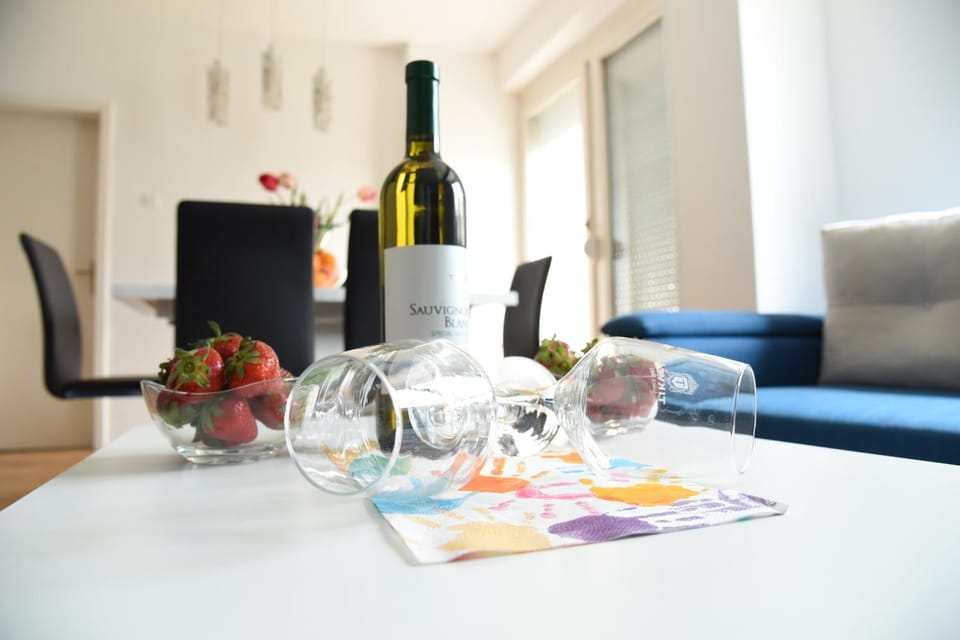 TV and multimedia, Living room, Food and drinks, Seating area, Dining area, Drinks