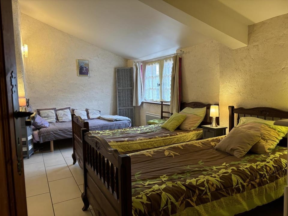 Gîte Écologique Confortable avec Jardin et Animaux Acceptés Country House in Auvergne-Rhône-Alpes